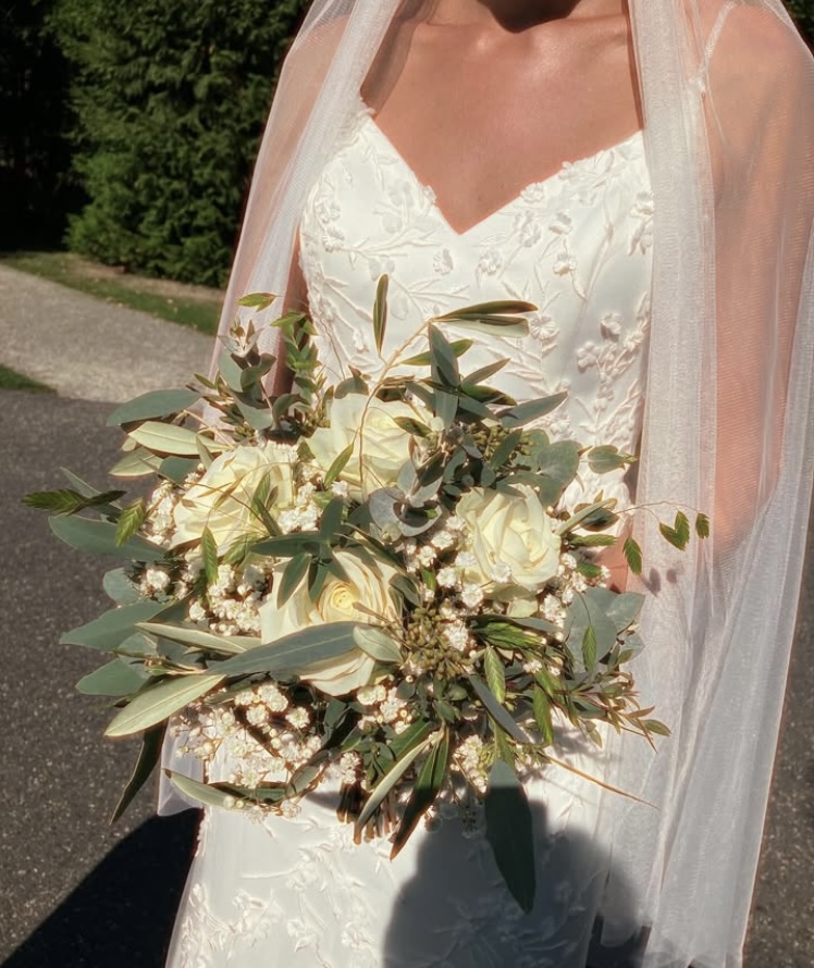 Getailleerde jurk met borduursel en 3D bloemen