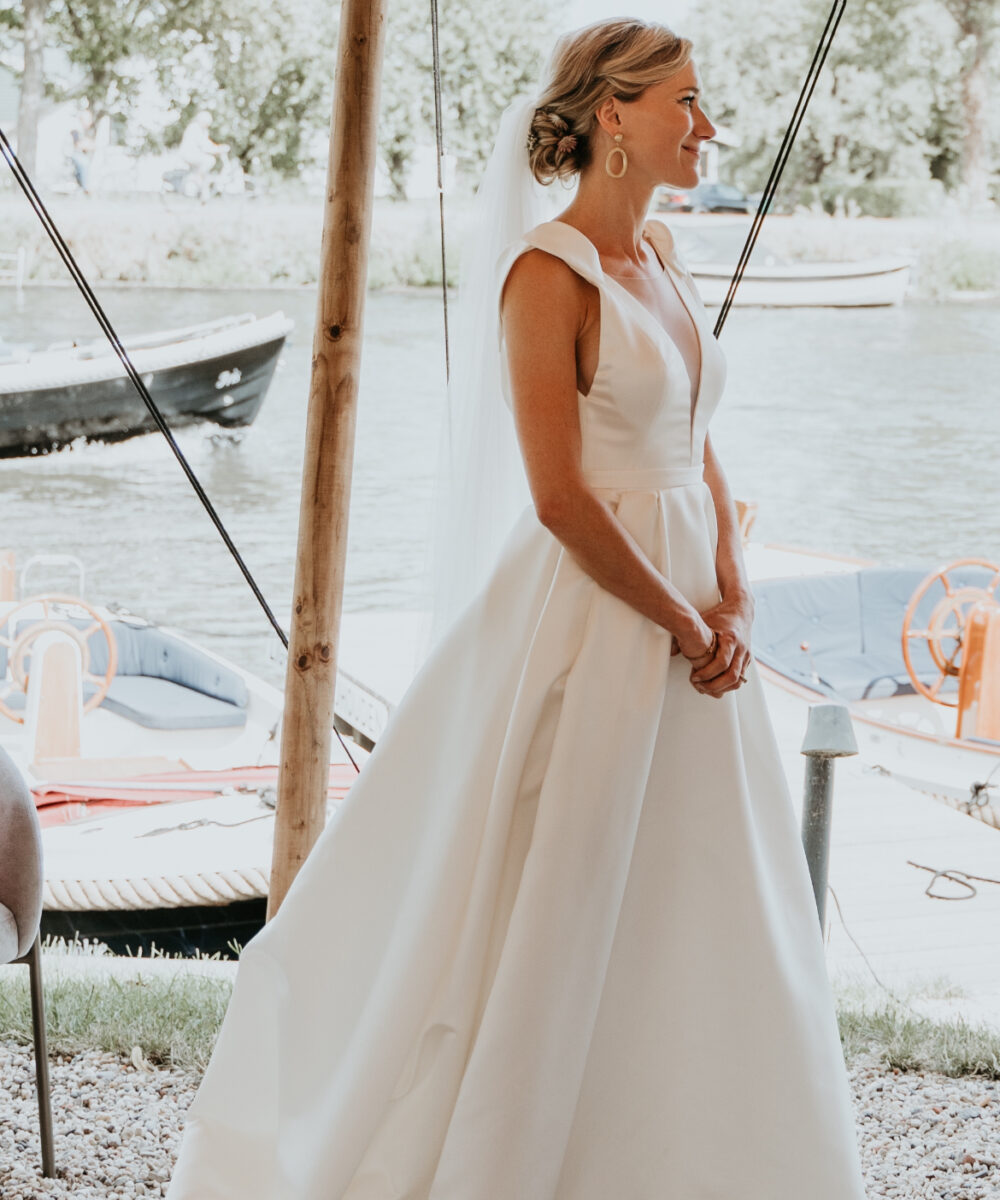 Jesus Peiro, V-nek, open rug, satijn, sleep en sluier, maat 36