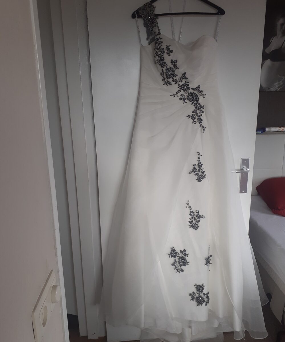 Witte Trouw jurk met Antreciete details van Miss Paris