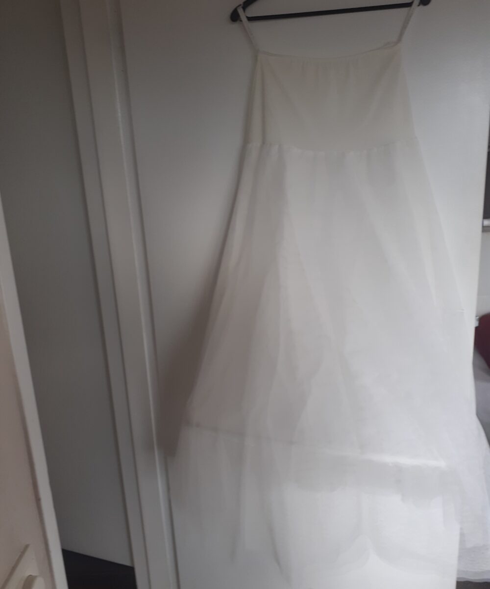 Witte Trouw jurk met Antreciete details van Miss Paris