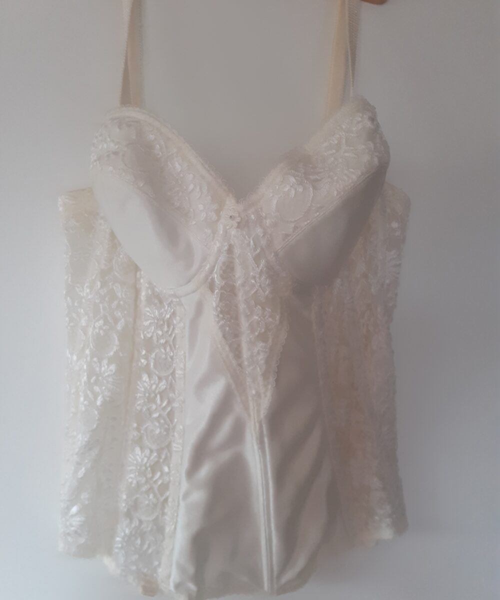 Witte Trouw jurk met Antreciete details van Miss Paris