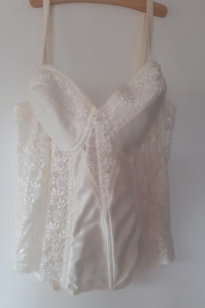 Witte Trouw jurk met Antreciete details van Miss Paris
