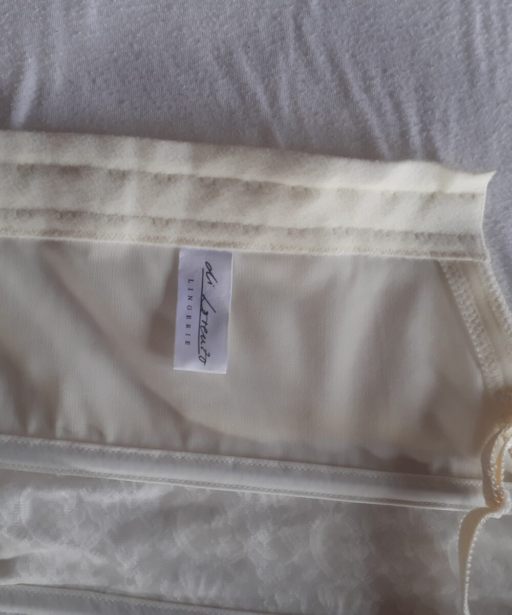 Witte Trouw jurk met Antreciete details van Miss Paris