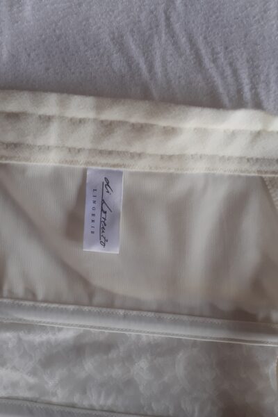 Witte Trouw jurk met Antreciete details van Miss Paris