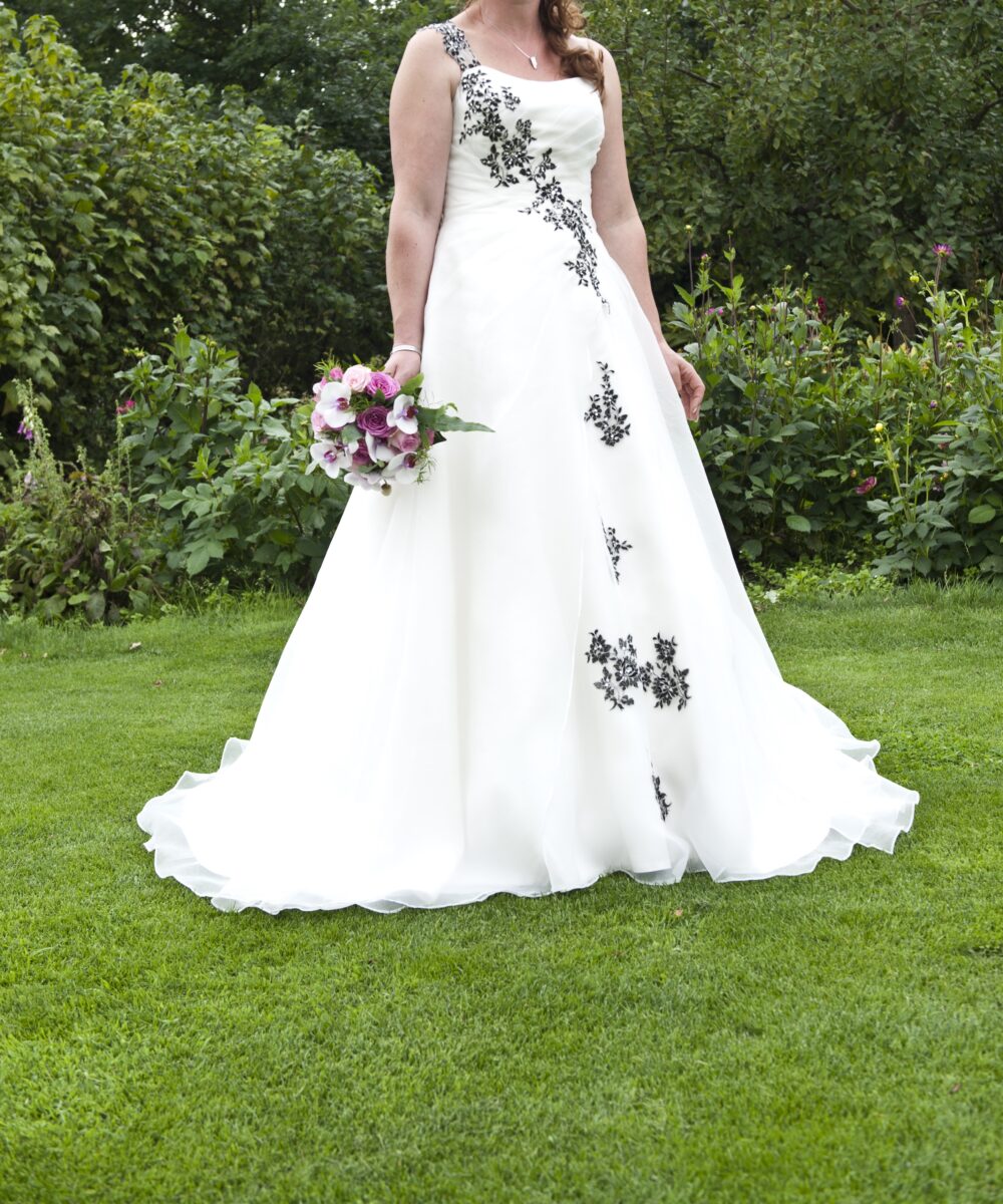Witte Trouw jurk met Antreciete details van Miss Paris