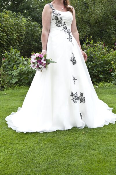 Witte Trouw jurk met Antreciete details van Miss Paris
