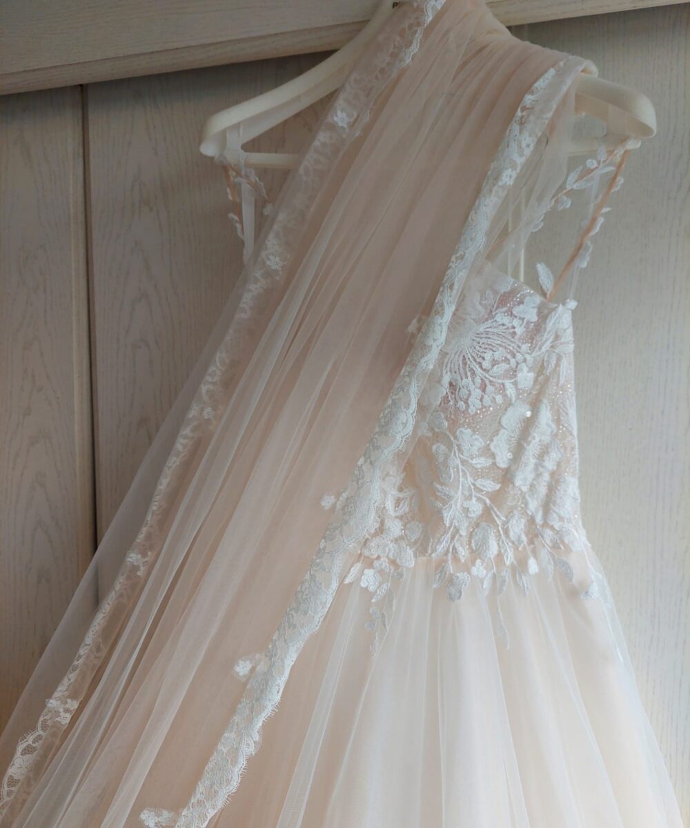 Trouwjurk Bianco Evento limited (mt 40), inclusief petticoat (Poerier S) en lange sluier.