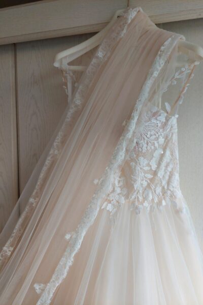 Trouwjurk Bianco Evento limited (mt 40), inclusief petticoat (Poerier S) en lange sluier.