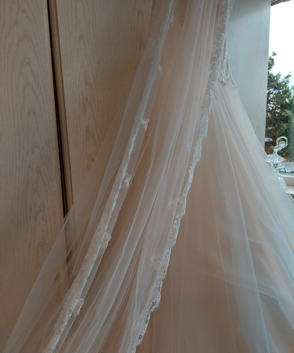 Trouwjurk Bianco Evento limited (mt 40), inclusief petticoat (Poerier S) en lange sluier.