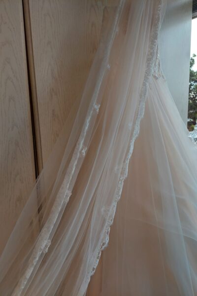 Trouwjurk Bianco Evento limited (mt 40), inclusief petticoat (Poerier S) en lange sluier.