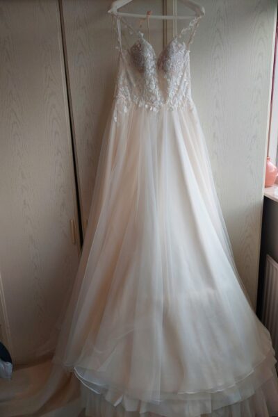 Trouwjurk Bianco Evento limited (mt 40), inclusief petticoat (Poerier S) en lange sluier.