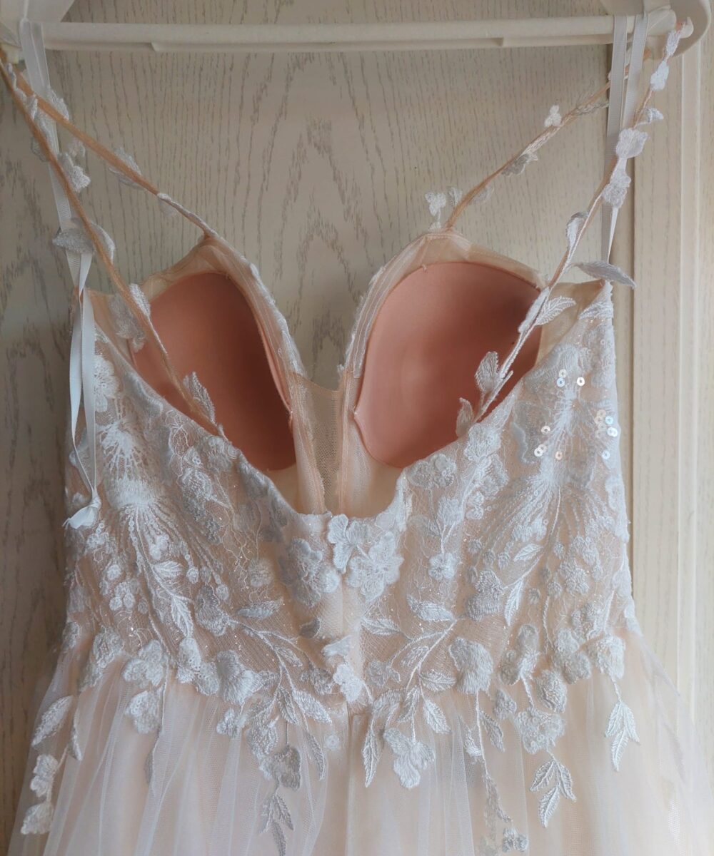 Trouwjurk Bianco Evento limited (mt 40), inclusief petticoat (Poerier S) en lange sluier.