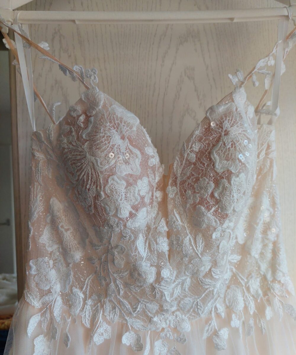 Trouwjurk Bianco Evento limited (mt 40), inclusief petticoat (Poerier S) en lange sluier.