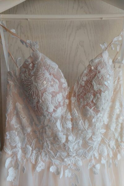 Trouwjurk Bianco Evento limited (mt 40), inclusief petticoat (Poerier S) en lange sluier.