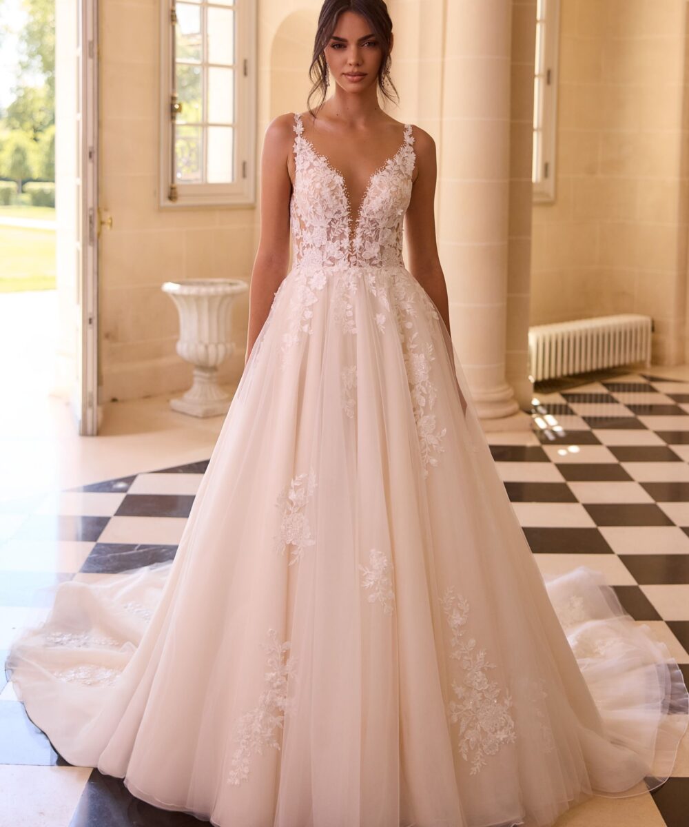 Trouwjurk Bianco Evento limited (mt 40), inclusief petticoat (Poerier S) en lange sluier.