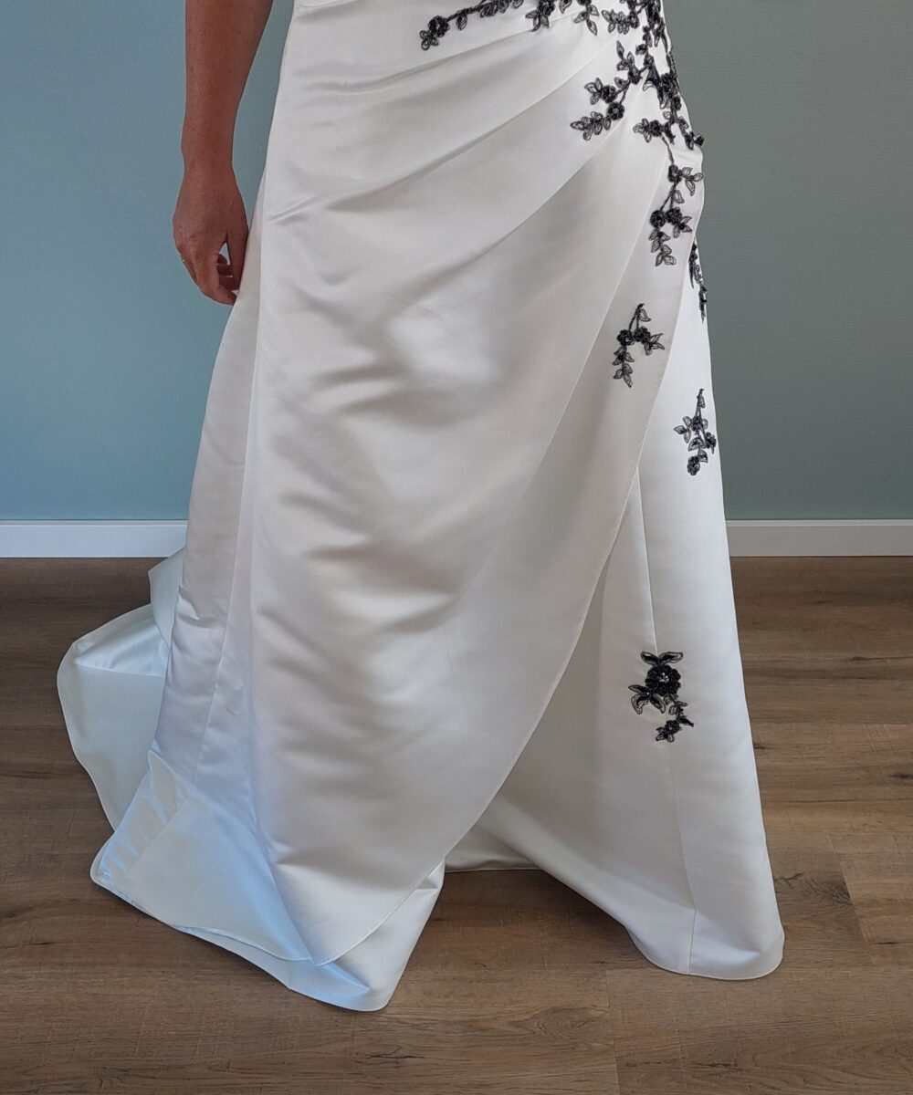 Witte jurk met zwart borduursel