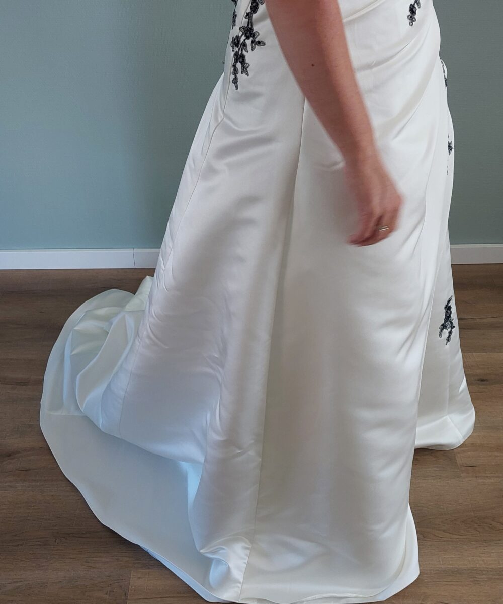 Witte jurk met zwart borduursel
