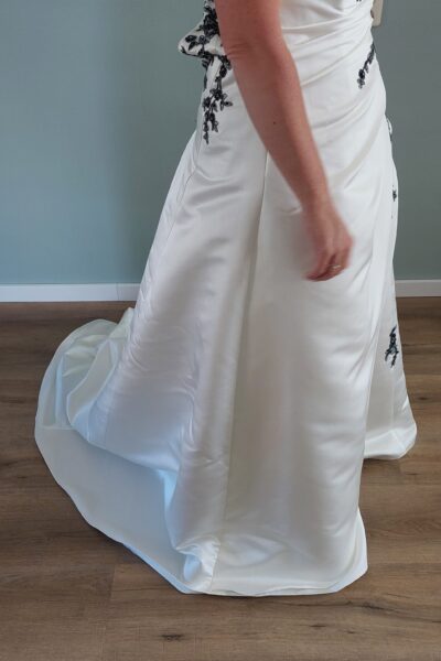 Witte jurk met zwart borduursel