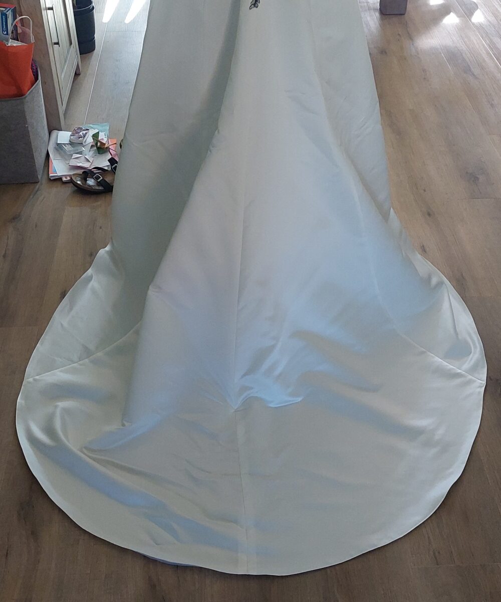 Witte jurk met zwart borduursel