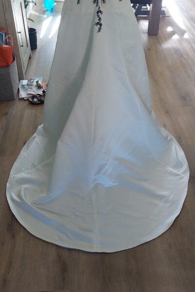 Witte jurk met zwart borduursel