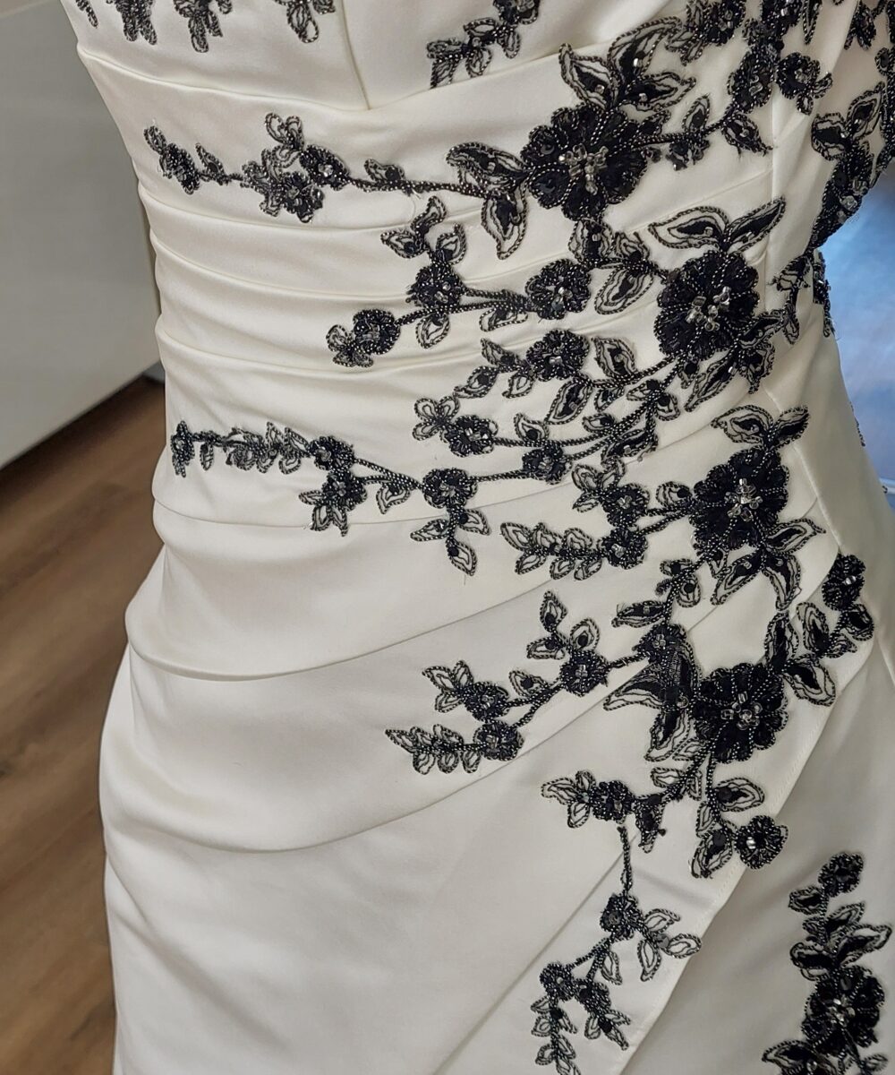 Witte jurk met zwart borduursel