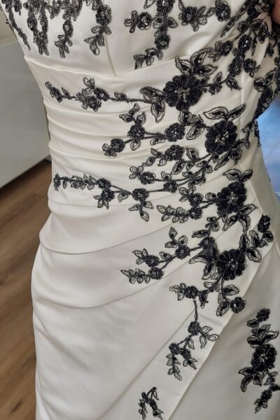 Witte jurk met zwart borduursel