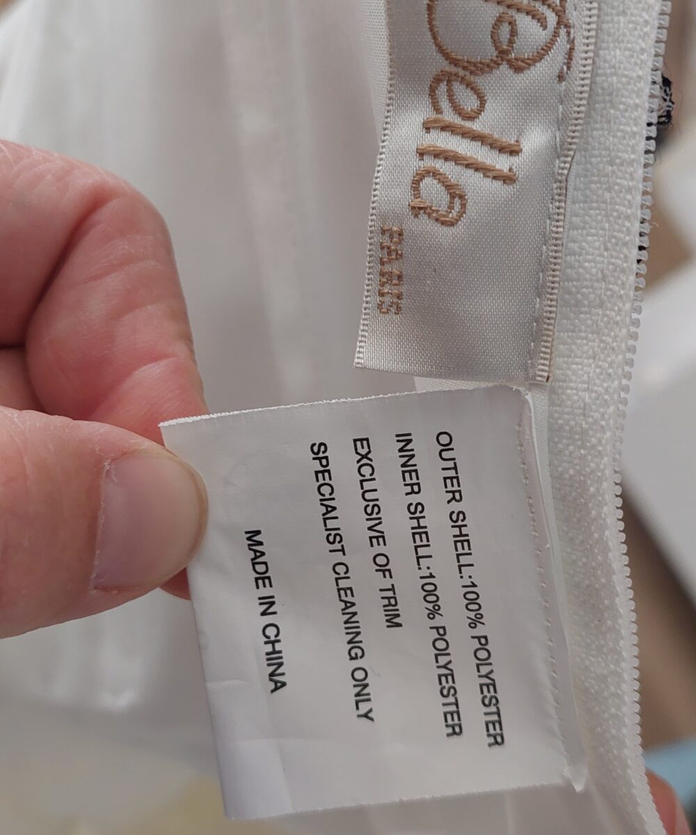 Witte jurk met zwart borduursel