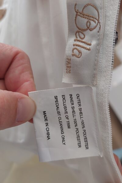 Witte jurk met zwart borduursel