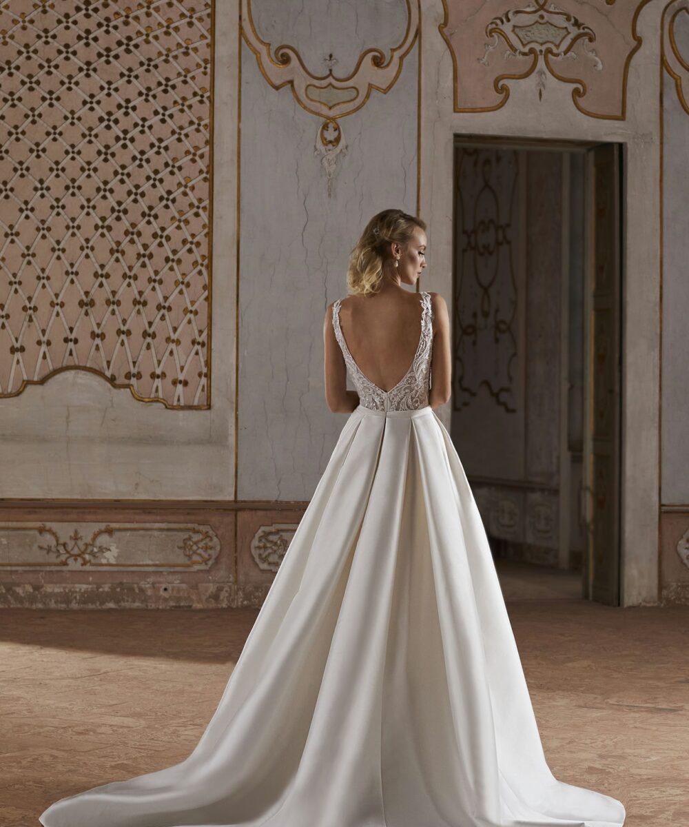 Ongedragen, Elegante en Luxe Trouwjurk, Veelzijdig in Twee Looks