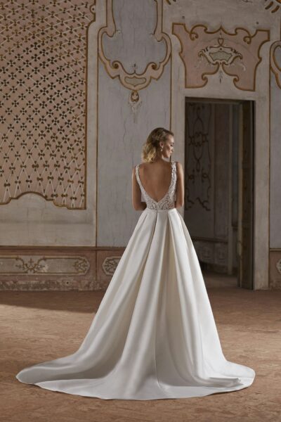 Ongedragen, Elegante en Luxe Trouwjurk, Veelzijdig in Twee Looks