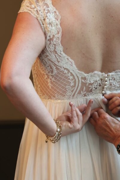 Te koop: Elegante gedragen bruidsjurk van Adore by Justin Alexander (gebroken wit) – charmant, comfortabel en stijlvol!