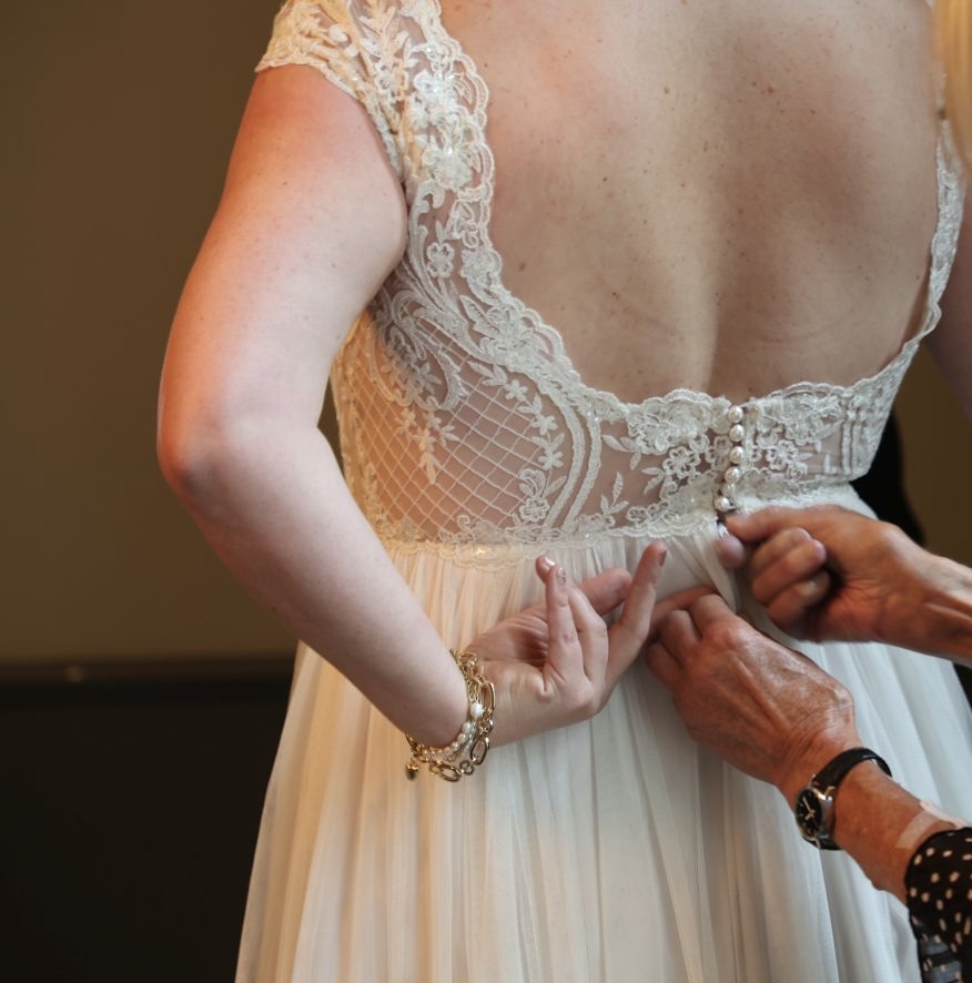 Te koop: Elegante gedragen bruidsjurk van Adore by Justin Alexander (gebroken wit) – charmant, comfortabel en stijlvol!