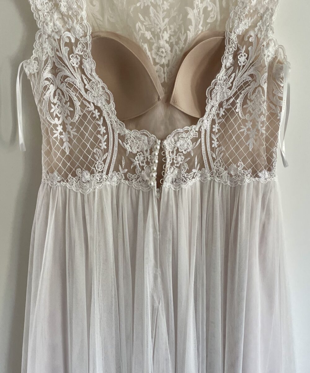 Te koop: Elegante gedragen bruidsjurk van Adore by Justin Alexander (gebroken wit) – charmant, comfortabel en stijlvol!