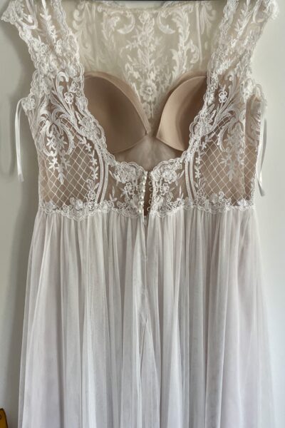Te koop: Elegante gedragen bruidsjurk van Adore by Justin Alexander (gebroken wit) – charmant, comfortabel en stijlvol!