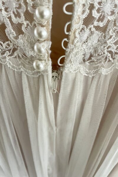 Te koop: Elegante gedragen bruidsjurk van Adore by Justin Alexander (gebroken wit) – charmant, comfortabel en stijlvol!