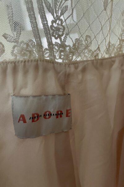 Te koop: Elegante gedragen bruidsjurk van Adore by Justin Alexander (gebroken wit) – charmant, comfortabel en stijlvol!