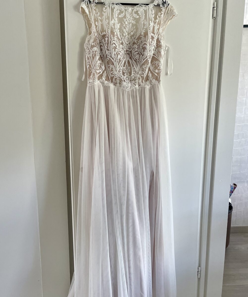 Te koop: Elegante gedragen bruidsjurk van Adore by Justin Alexander (gebroken wit) – charmant, comfortabel en stijlvol!