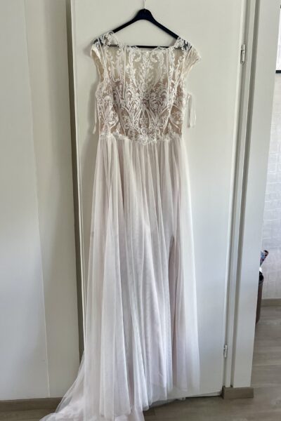 Te koop: Elegante gedragen bruidsjurk van Adore by Justin Alexander (gebroken wit) – charmant, comfortabel en stijlvol!