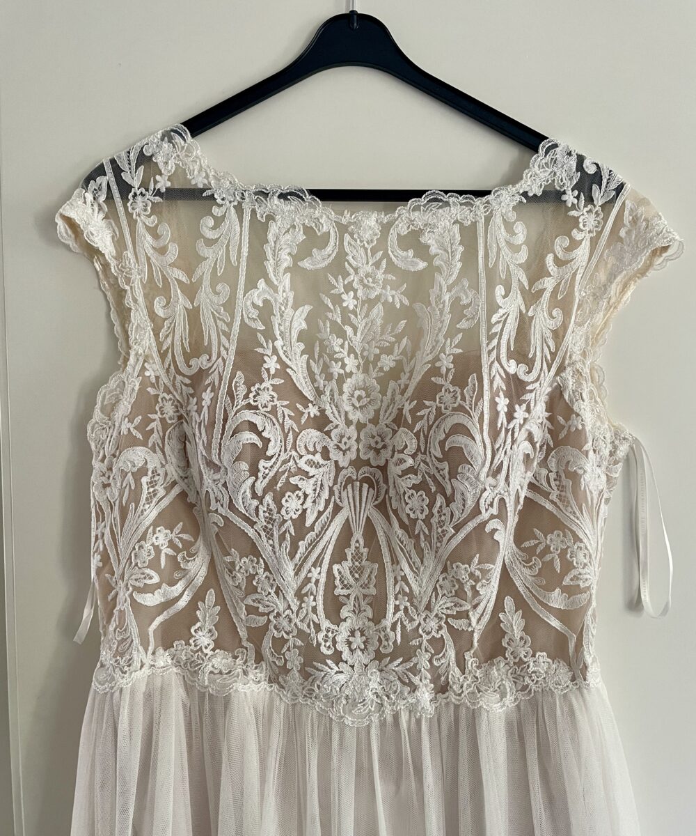 Te koop: Elegante gedragen bruidsjurk van Adore by Justin Alexander (gebroken wit) – charmant, comfortabel en stijlvol!