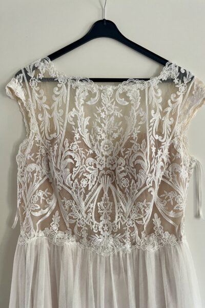 Te koop: Elegante gedragen bruidsjurk van Adore by Justin Alexander (gebroken wit) – charmant, comfortabel en stijlvol!