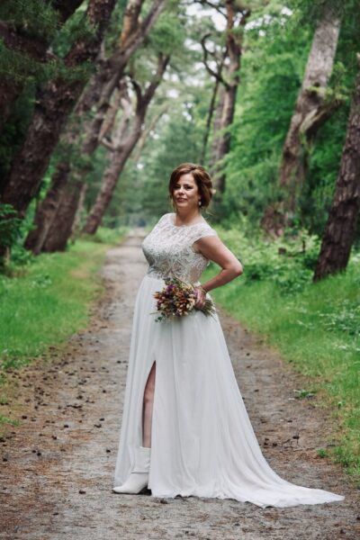 Te koop: Elegante gedragen bruidsjurk van Adore by Justin Alexander (gebroken wit) – charmant, comfortabel en stijlvol!