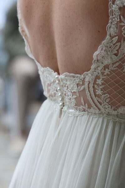 Te koop: Elegante gedragen bruidsjurk van Adore by Justin Alexander (gebroken wit) – charmant, comfortabel en stijlvol!