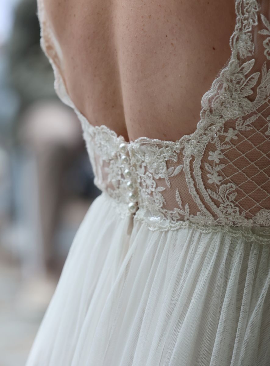 Te koop: Elegante gedragen bruidsjurk van Adore by Justin Alexander (gebroken wit) – charmant, comfortabel en stijlvol!