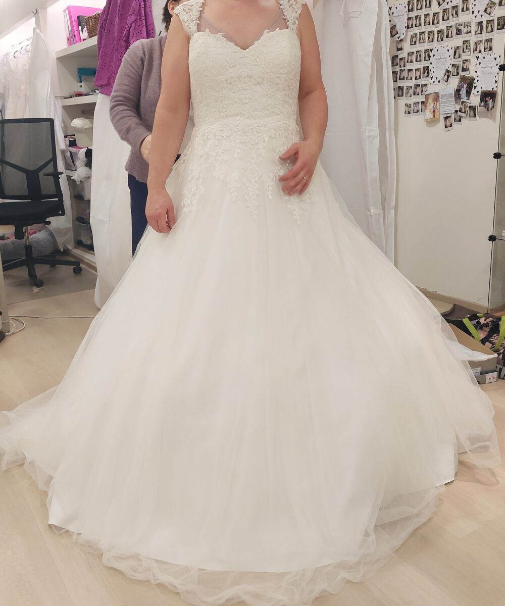Prachtige witte prinsessen trouwjurk met een hoepelrok en bijhorend jasje