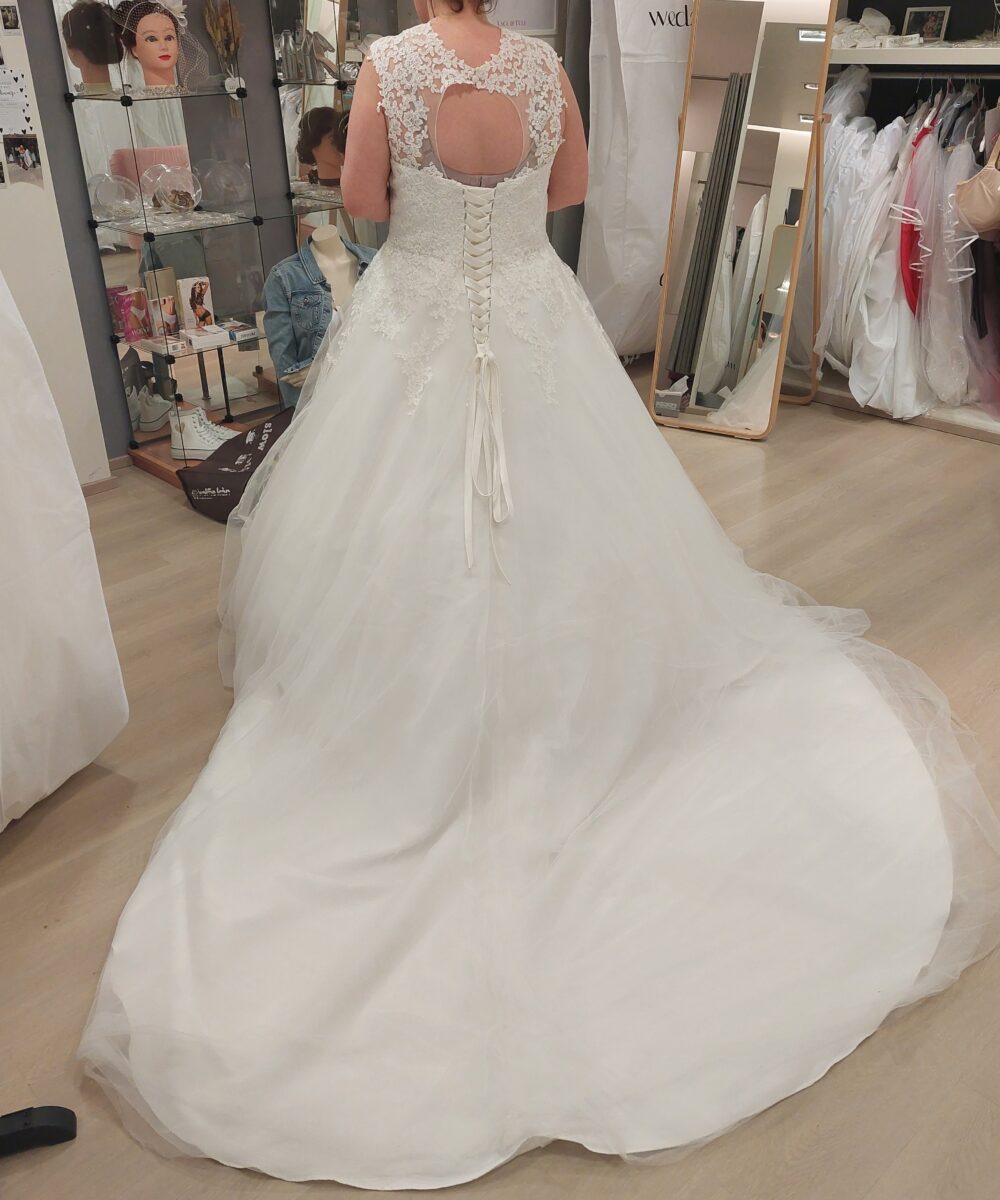 Prachtige witte prinsessen trouwjurk met een hoepelrok en bijhorend jasje