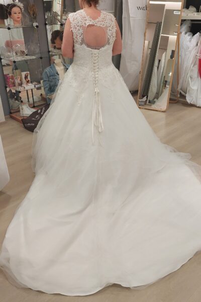 Prachtige witte prinsessen trouwjurk met een hoepelrok en bijhorend jasje
