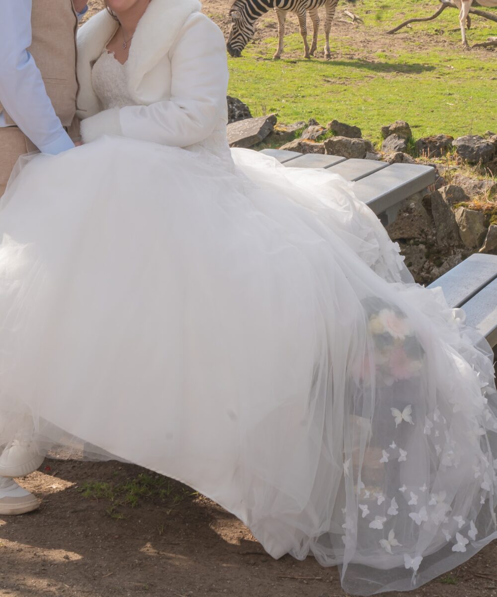 Prachtige witte prinsessen trouwjurk met een hoepelrok en bijhorend jasje