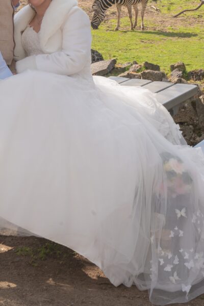 Prachtige witte prinsessen trouwjurk met een hoepelrok en bijhorend jasje