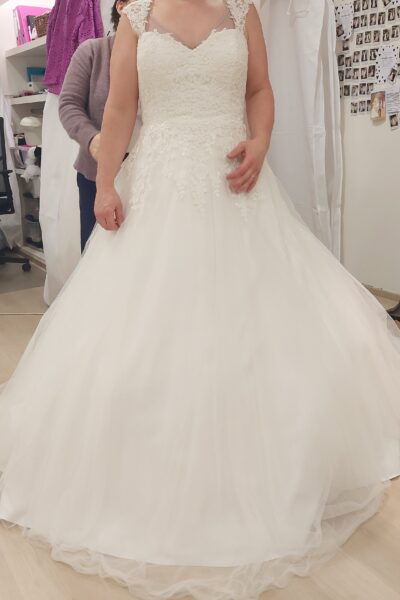 Prachtige witte prinsessen trouwjurk met een hoepelrok en bijhorend jasje