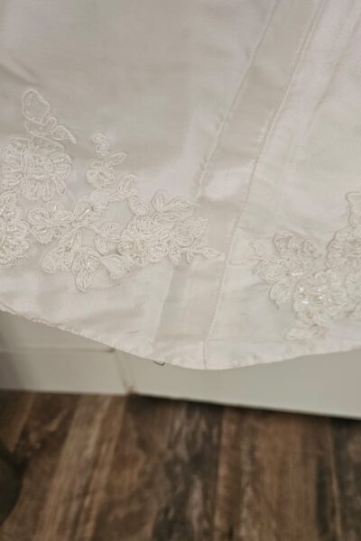 Ivoorkleurige trouwjurk van Julia Rosa.